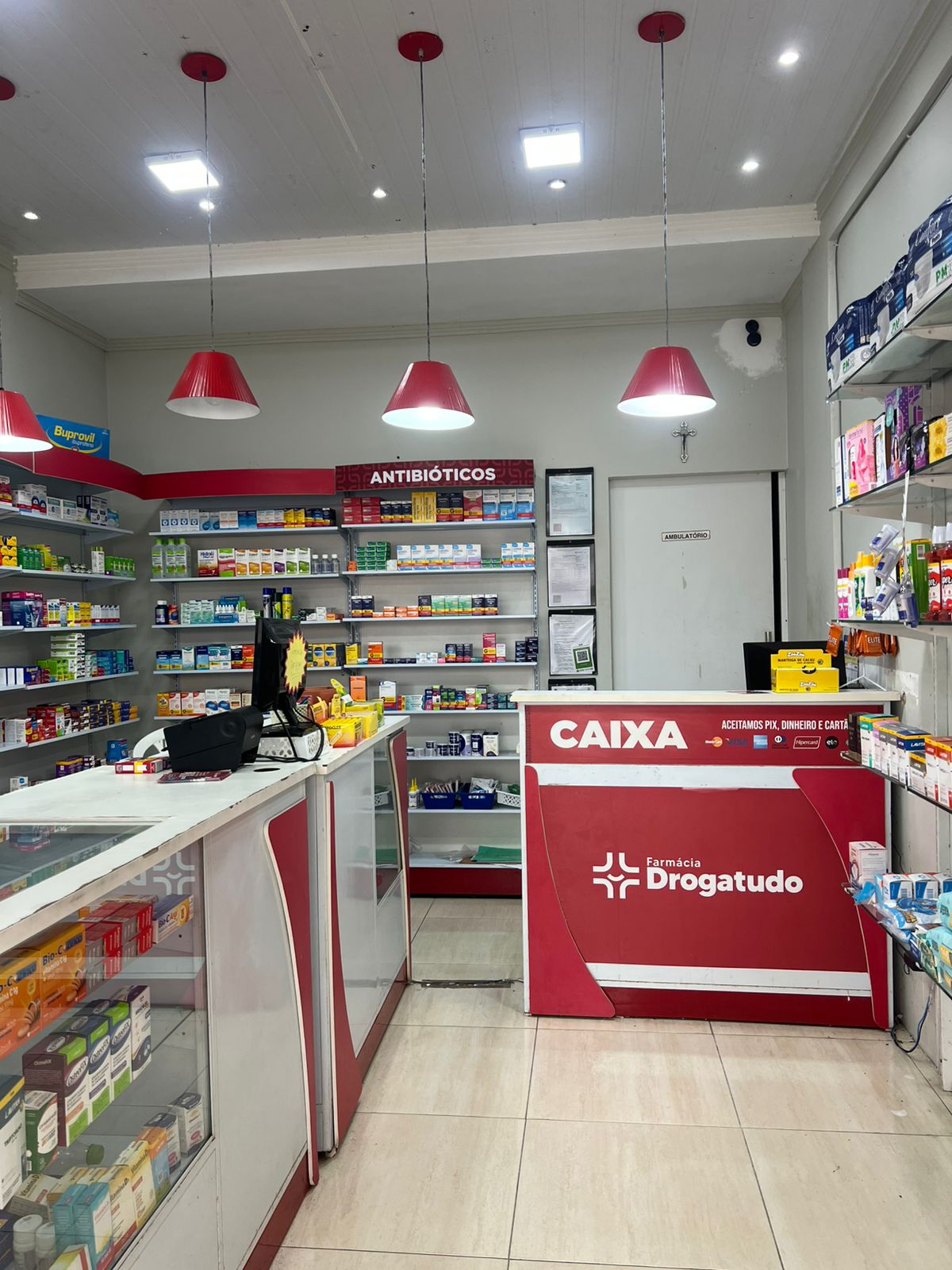 Balcão de caixa da Farmácia Drogatudo com marca vermelha em destaque — aceita PIX, cartão e dinheiro